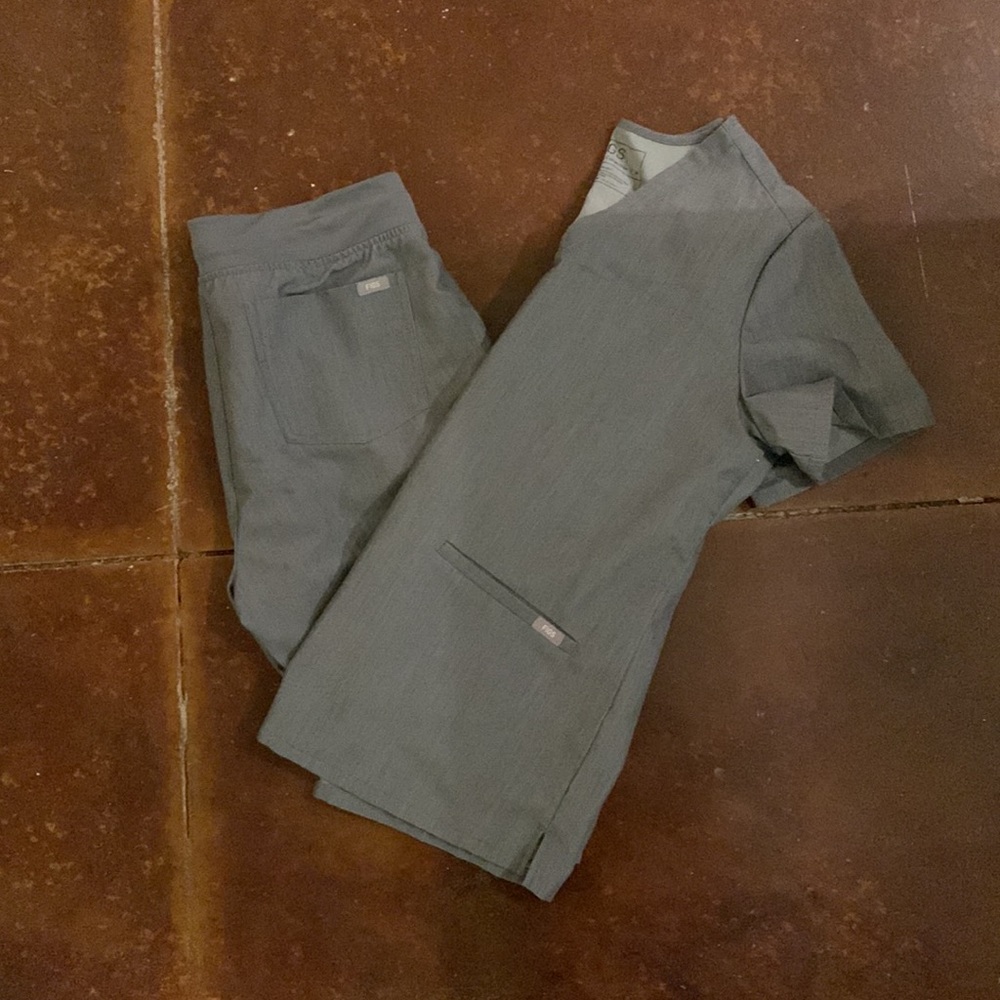Women’s FIGS graphite jogger set (medium)